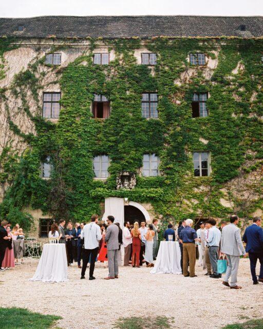 Jedno z prvých rozhodnutí o vašej svadbe je to najdôležitejšie, pretože udáva charakter všetkému čo bude nasledovať. 
Je to práve výber správnych priestorov. 
Väčšine klientov vyhovujú priestory, ktoré su vytvorené na svadby a eventy, pretože disponujú všetkým potrebným. A potom tu sú náročnejší klienti ktorí hľadajú niečo špeciálne, niečo neopozerané a atypické. Ruy a Kristínka boli presne takí klienti, s ktorými sme aj za asistencie fillmovej lokačnej spoločnosti hľadali ten jeden špeciálny priestor niekde medzi Slovenskom, Českom, Rakúskom a Maďarskom. Hrady, zámky, zrúcaniny, aj staré dubové háje. 
Napokon sa nám podarilo nájsť dokonalý priestor ktorý mal všetko, čo hľadali ale najmä úžasnú takmer domácku atmosféru. Magický @schlosshaggenberg ✨

Vďaka tomuto priestoru sa nám podarilo zrealizovať aj postupné odkrývanie jednotlivých častí svadby pre hostí. Pri príchode prebehol welcome drink na veľkom nádvorí, následne sa otvorila vstupná brána a hostia sa ocitli na svadobnom obrade vo vnútrobloku zámku a po obrade spoločne K&R otvorili veľké drevené dvere so vstupom na záhradu kde už bol pripravený takmer 40 metrov dlhý stôl na svadobnú hostinu.

📸 @shootmeariver 

~