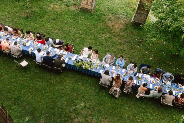 Keď máte mesiace pred svadbou do detailov presne premyslený celý setup na alfresco hostinu a príde dážď, nikdy nepodceňujte silu pozitívnej afirmácie vášich klientov ktorí sa v ten deň berú, pretože ešte predtým ako sa rozhodnete presunúť kompletne hostinu do interiéru sa môže stať, že 2 hodiny pred obradom skutočne prestane liať a vďaka všetkým v našom tíme, ktorí mali k dispozícii ruky a boli zapojení do setupu stolovania to napriek enormnej časovej tiesni vyjde presne podľa plánu👌🏻
.
📸 @shootmeariver