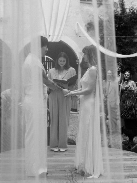 Toto bol najviac dreamy obrad aký si viete predstaviť✨

Od začiatku ako sme s Kristi a Ruyom našli priestor @schloss_haggenberg sme vedeli, že tento vnútroblok je dokonalé miesto na obrad🌿
Fontána v strede sa prekryla okrúhlym pódiom a pripravili sme okrúhly set up sedenia, pomedzi ktoré občas na zem padala látka zo stropnej inštalácie.
Celkový zážitok však nie je len o vizuále. Obrad viedla ich blízka kamarátka čo bolo ešte o to viac osobné a dokonalú atmosféru dotvoril hudobný sprievod @whothehellissalena 👌🏻
Zachytila skvelá 📸 @shootmeariver 

.

This was the dreamiest ceremony you can imagine ✨
From the very beginning, when we found the space @schlosshaggenberg, we knew this courtyard was the perfect place for the ceremony.🌿 The fountain in the center was covered with a round stage, and we created a circular seating setup, with fabric from the ceiling installation occasionally falling to the ground between guests.

But the overall experience isn’t just about the visuals. The ceremony was led by their close friend, which made it even more personal, and the perfect atmosphere was completed by the musical accompaniment of @whothehellissalena 👌🏻

Captured by amazing 📸 @shootmeariver