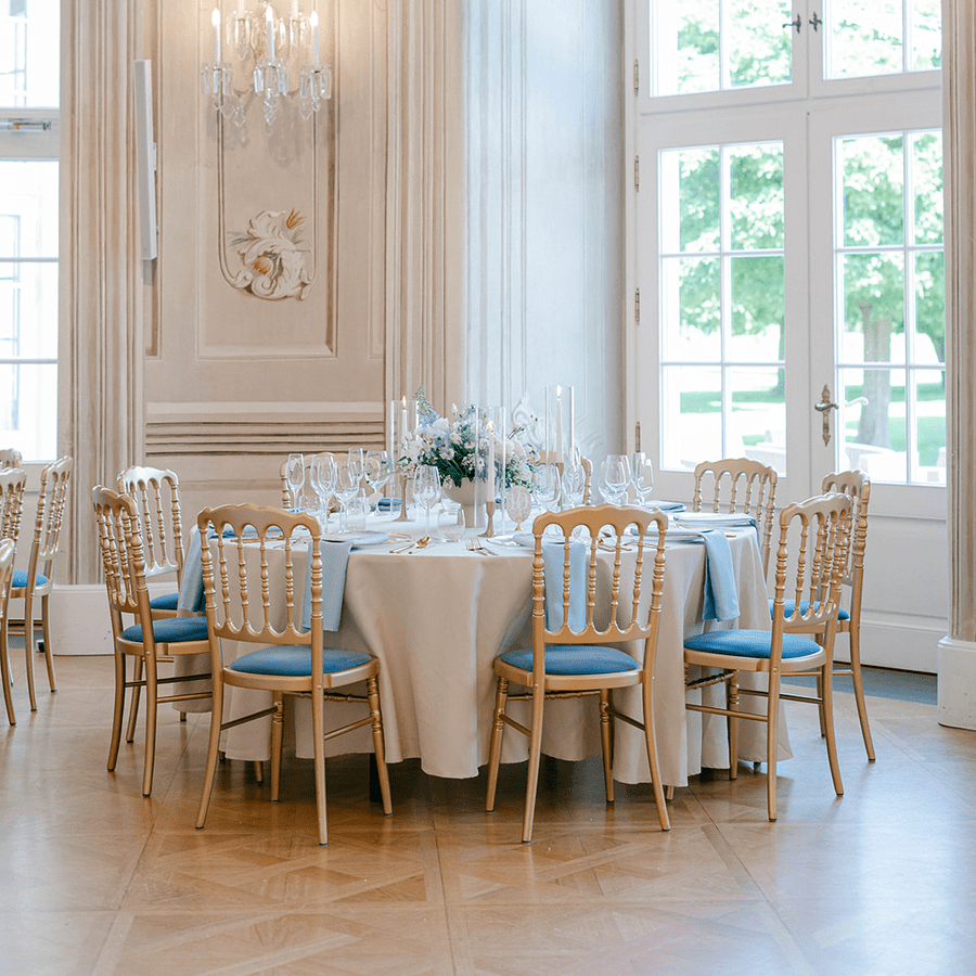 okrúhly béžový obrus